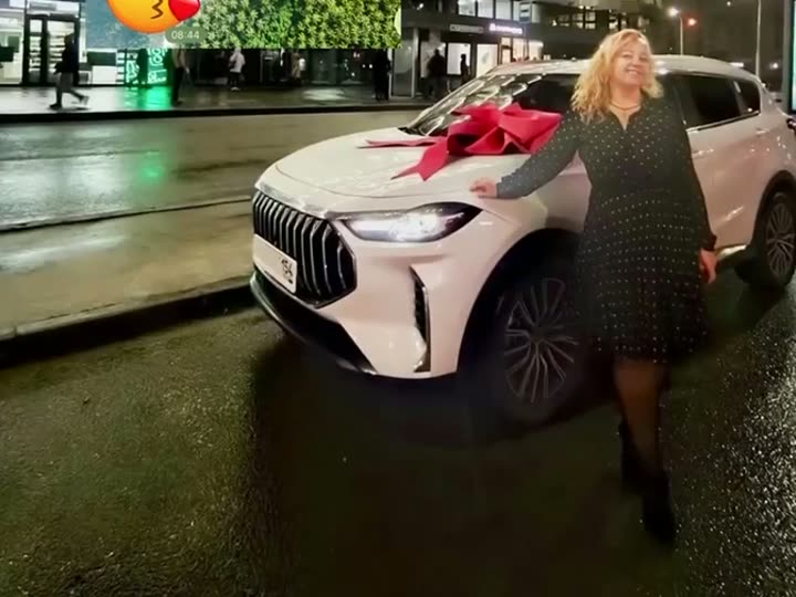 Клиентка у белого Jetour X70 Plus, привезённого SKY LOGISTICS
